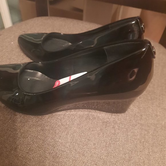 Kenneth Cole Reaction Black patent wedge pump size 8 - Picture 3 of 5